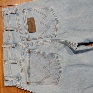 WOMEN'S WRANGLER® COWBOY CUT® SLIM FIT JEAN IN BLEACH